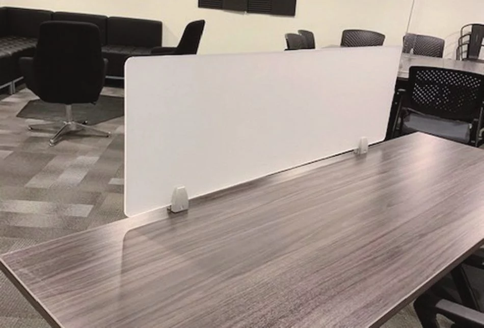 Work table with the 15" tall Straight(model) space divider. It has rounded corners and its frosted glass conceals the area in front.